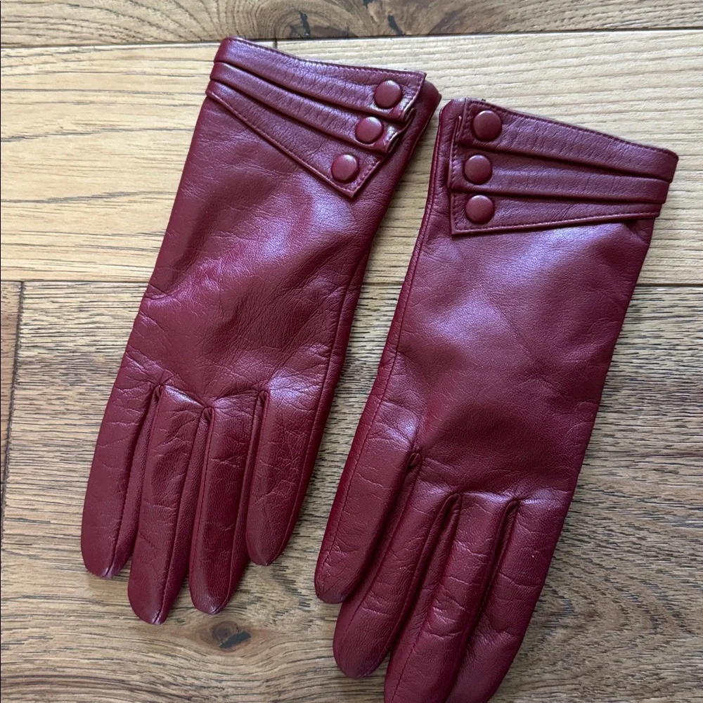 😊Women's Leather Dress Gloves in Deep Red detailed with covered buttons.